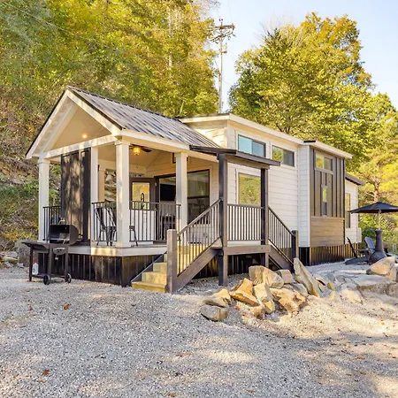 Deck, Grill And Fishing Pond Modern Cookeville Gem
